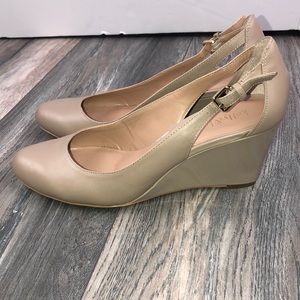 Kelly & Katie Taupe Leather Wedges in size 9.5